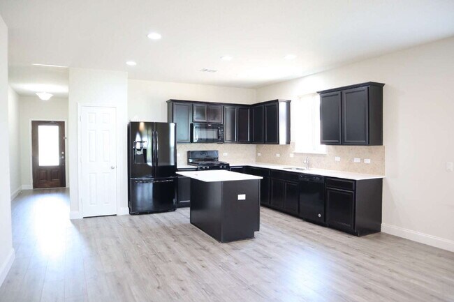 Building Photo - "Charming 3-Bed, 2-Bath Oasis in Austin!!