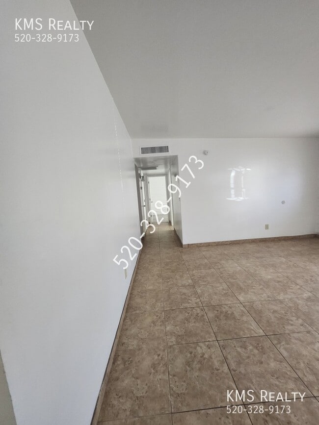 Building Photo - 6711 E Hawk Dr