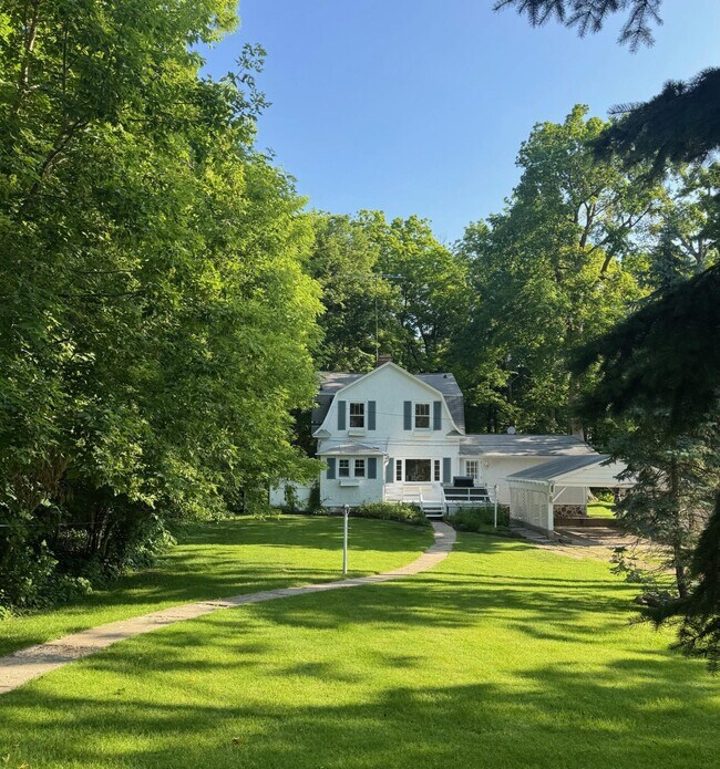 Building Photo - 326 Fontana Ln