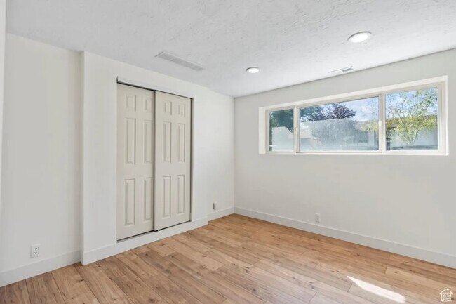 Building Photo - 5649 Bree St