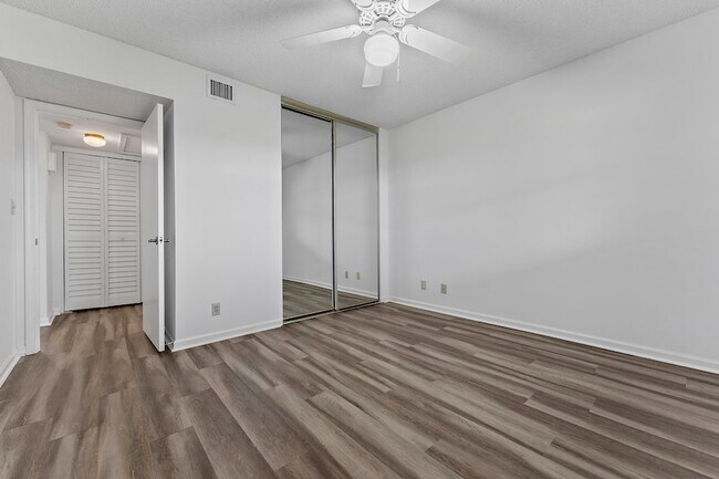 Building Photo - 700 Uno Lago Dr