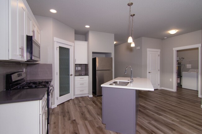 Building Photo - MOVE IN SPECIAL * FIRST MONTH FREE RENT* 2 Bed 2 Bath Single level home in Gated private community