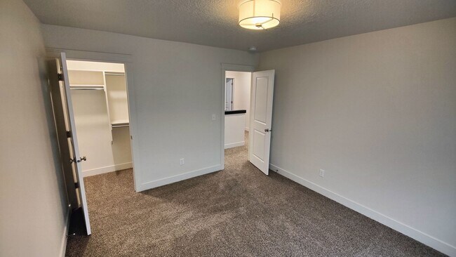 Building Photo - Modern 3 bed 2.5 bath TH for Rent in West Haven!