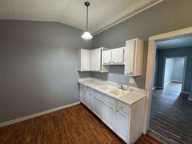 Building Photo - Fountain Square 2 Bed 1 Bath with large backyard.