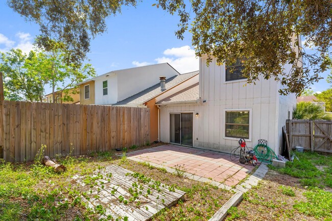Building Photo - 629 Sandalwood Dr