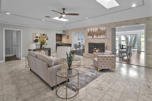 Building Photo - CHARMING 5 BDRM HOME IN CASTLE HILLS!!