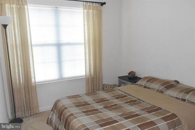 Building Photo - Stylish Townhome in a Convenient Location