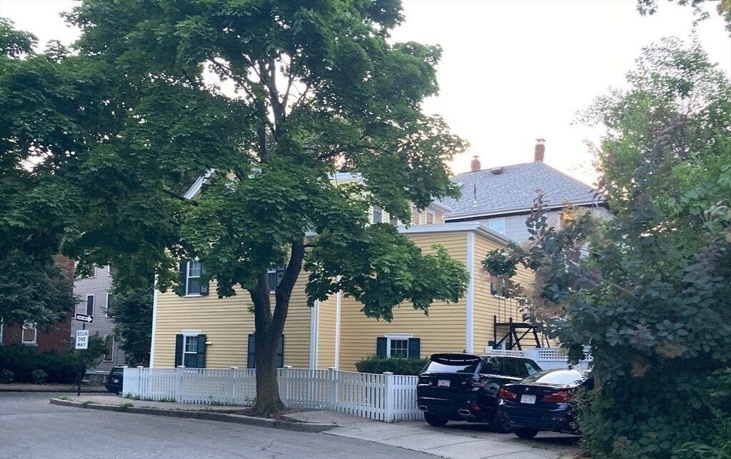 Building Photo - 8 Perry St