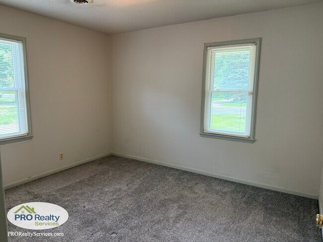 Building Photo - 2 Bedroom Home with a Large Fenced in Yard