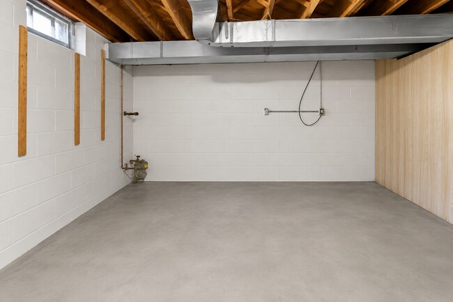 Building Photo - Beautiful updated townhome