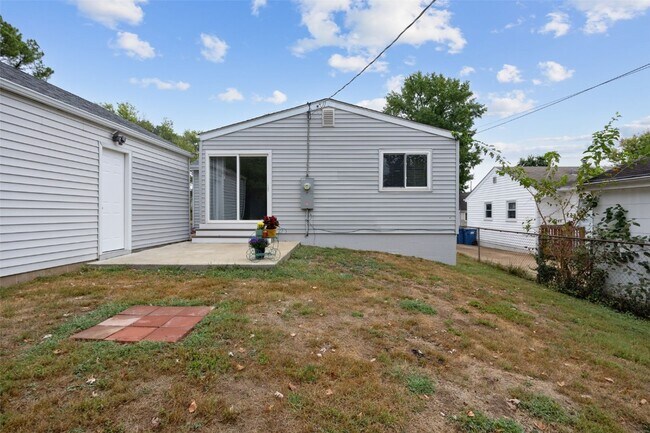 Building Photo - 417 Chamberlin Dr