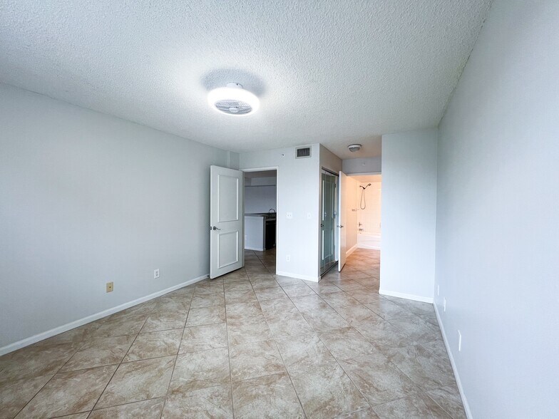 Building Photo - 1265 Wildwood Lakes Blvd