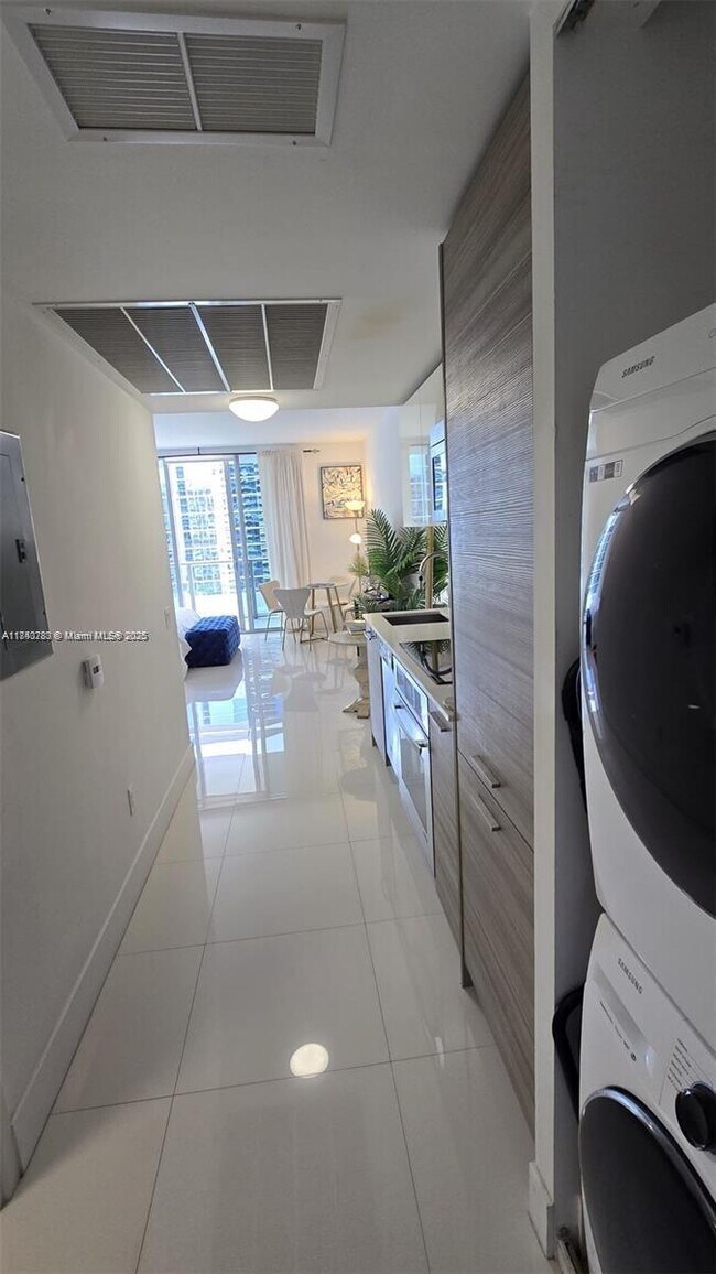 Building Photo - 1300 Brickell Bay Dr