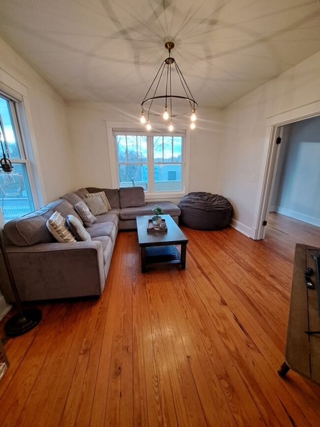 Building Photo - Fully Remodeled Home