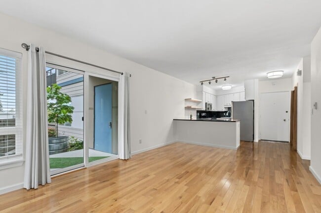 Building Photo - 1Bd/1Ba Edmonds Condo