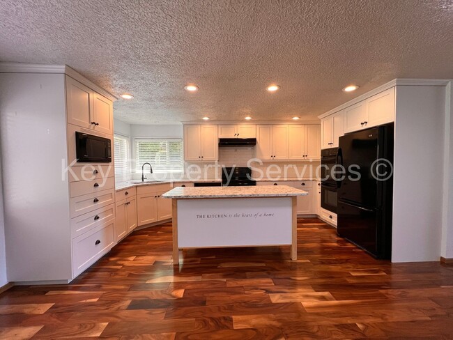 Building Photo - Beautifully Remodeled Gresham Ranch