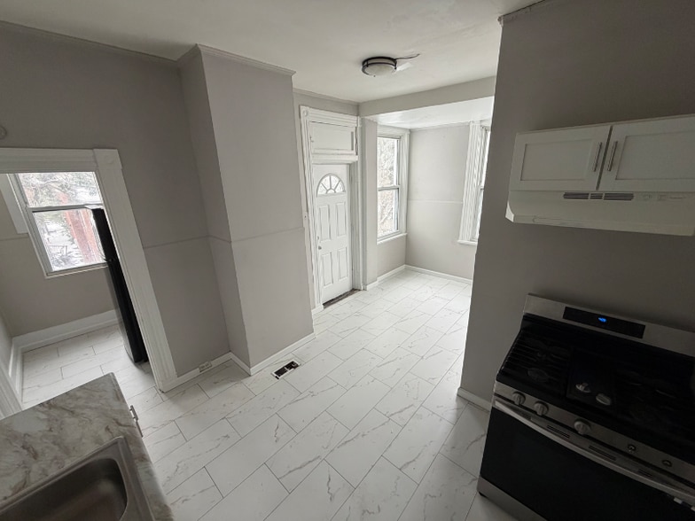 Building Photo - 1918 Elm St