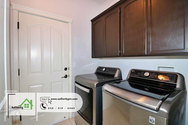 Building Photo - 2631 Queens Way