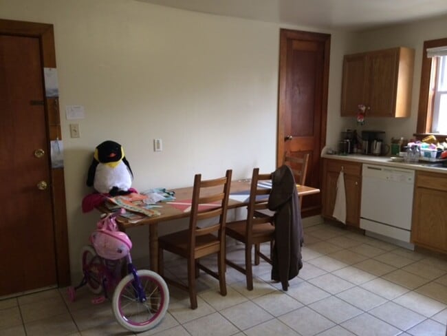 Building Photo - 2 bedroom, 1 bath Second Floor Apartment in Lemont