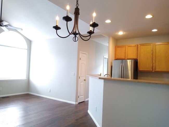 Building Photo - Stunning Highlands Ranch Townhome