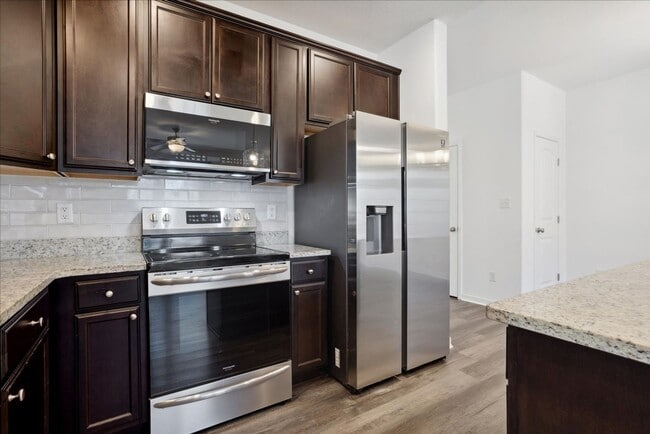 Building Photo - Huntington Pointe