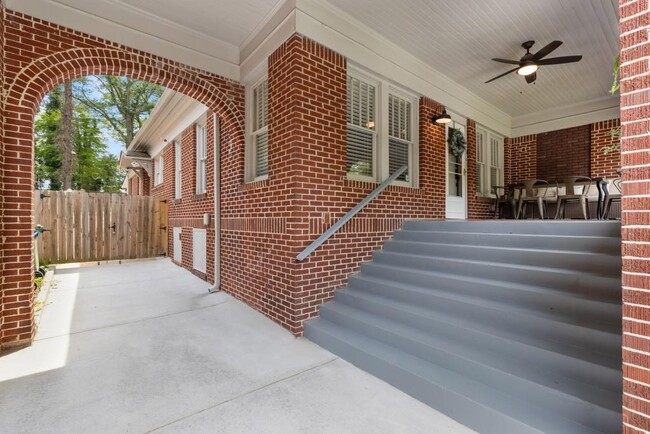 Building Photo - 894 Rose Cir SW