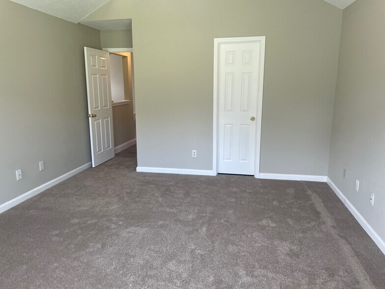 Building Photo - 6350 Klondike River Rd