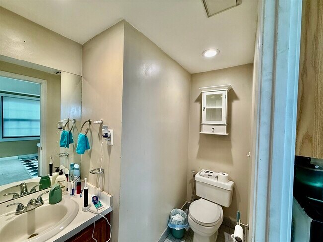 Building Photo - 21 Linden St