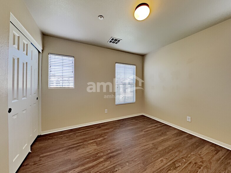 Building Photo - 1160 Paradise Safari Dr