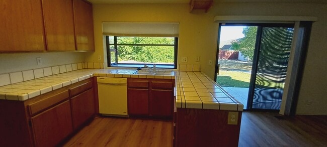 Building Photo - Got Room? - Paradise Valley Home Is Expansive!