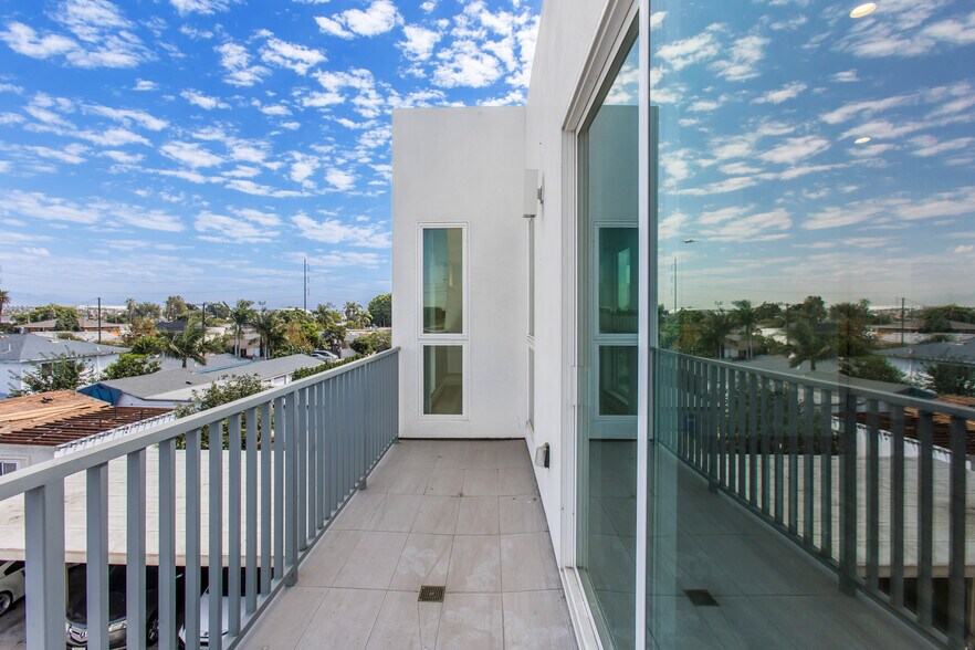 Building Photo - 10928 S Inglewood Ave