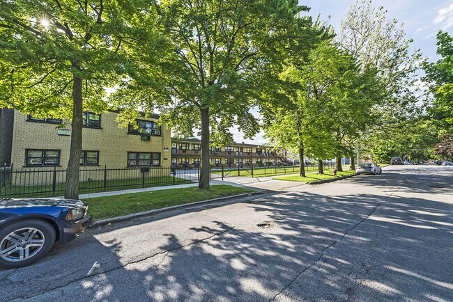 Building Photo - 7925 S Phillips Chicago, IL 60617