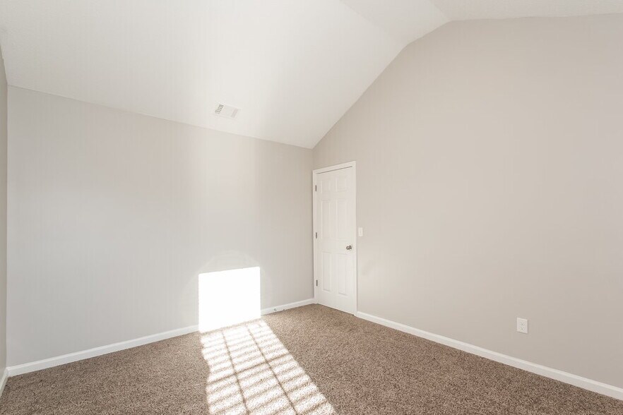 Building Photo - 1883 Roble Dr