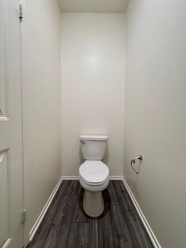 Building Photo - Spacious 3 Bedroom, 2.5 Bathroom Townhome ...
