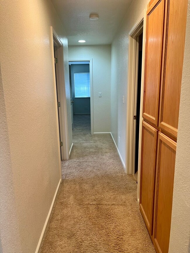 Building Photo - Beautiful and Spacious 5 bed/ 4 bath home ...