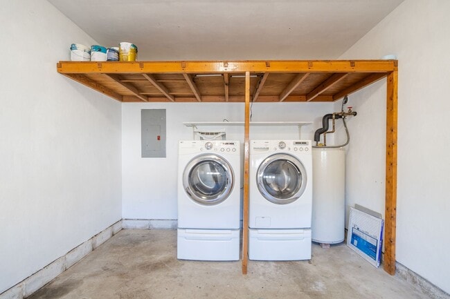 Building Photo - Beautiful 3 bedroom 2 bath house w/attached garage.