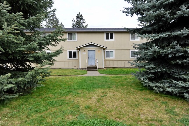 Primary Photo - 2 bed 1 bath apartment (4plex building)
