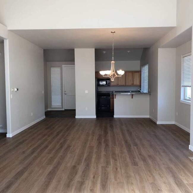 Building Photo - 1445 Highland Vw