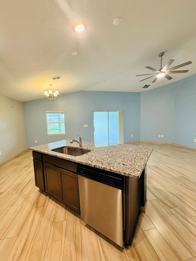 Building Photo - Beautiful 4-Bed, 2-Bath Home in a Prime Location!