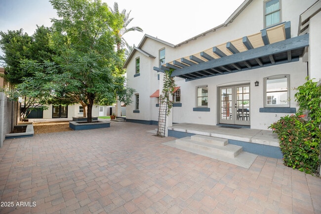 Building Photo - 69 W Lynwood St