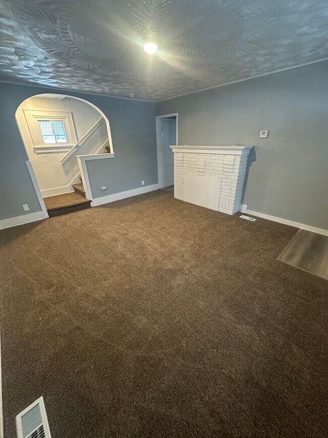 Building Photo - 4 Bed / 2 Bath Fully Updated Home on Corner Lot!