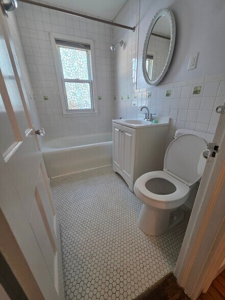 Building Photo - 19 Lakeview Ave