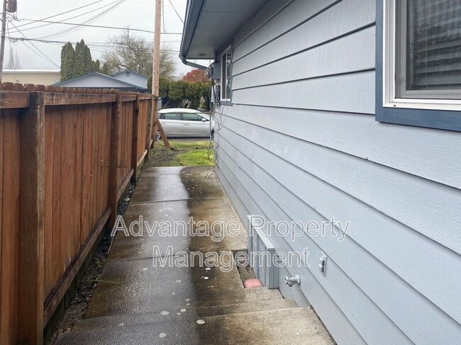 Building Photo - 588 NW Oak Ave