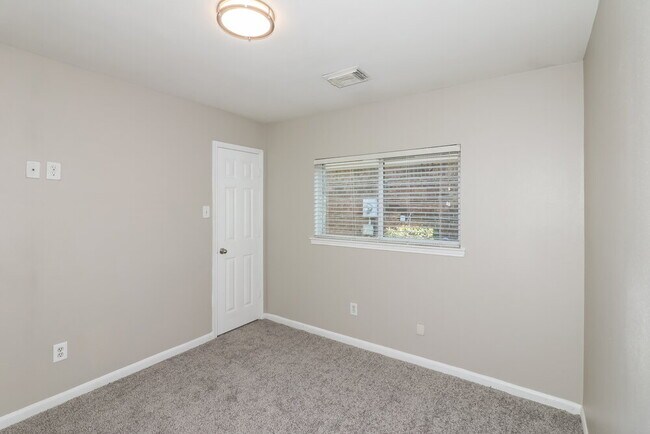 Building Photo - 21807 Cascade Hollow Ln