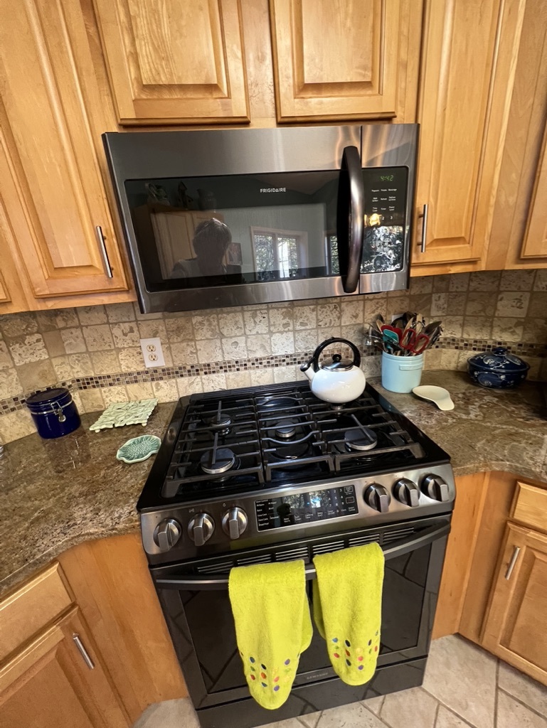 Gas range and microwave - 2412 Laurel Falls Ln