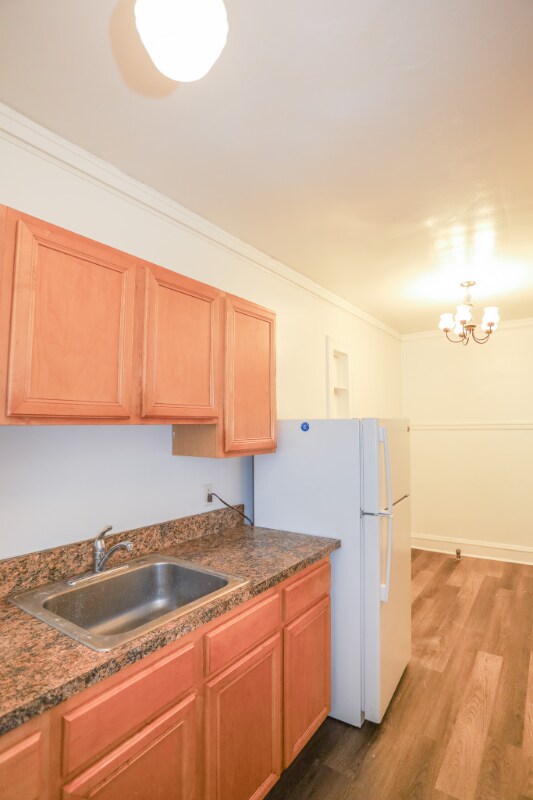 Building Photo - 2402 W Lunt Ave