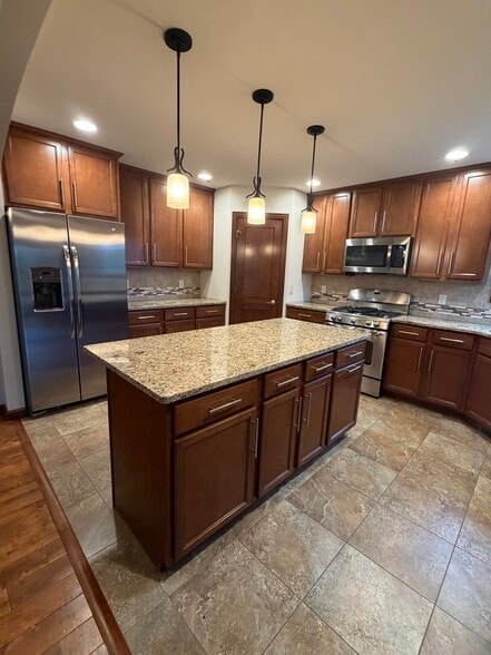 Building Photo - 2701 E Glenhurst Ln