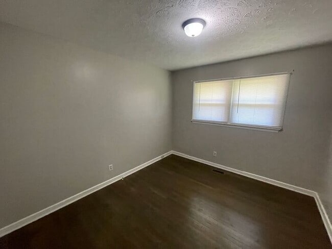 Building Photo - 3/1 Renovated House Available Now! Pet Friendly!