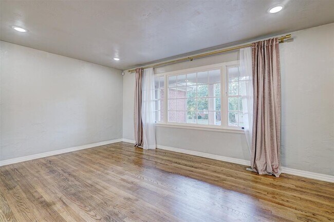 Building Photo - 2433 Gladstone Terrace