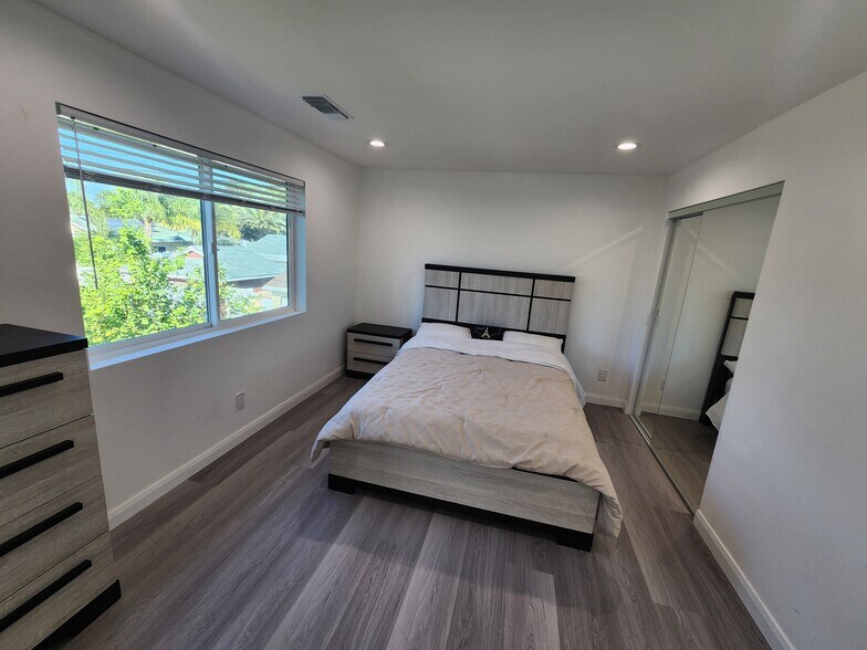 Building Photo - 10742 Gerald Ave